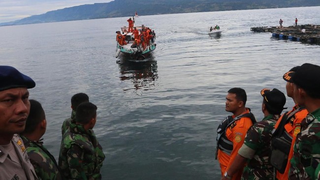 Penyidik Reskrim Polres Alor memeriksa empat anak buah KM Nusa Kenari untuk mencari tahu penyebab tenggelamnya kapal di Tanjung Marget, Alor, NTT.