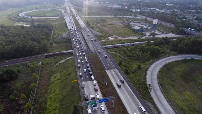 Sistem satu arah bakal diberlakukan di ruas tol Cipali dari arah Brebes ke Jakarta mulai pukul 15.00 WIB guna mengurai kepadatan arus balik Lebaran.