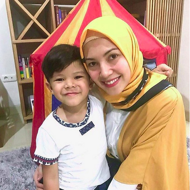 <p>Meski sibuk, Ratna Galih selalu menyempatkan waktu untuk kumpul bareng si kecil. (Foto: Instagram/ @ratnagalih)  </p>