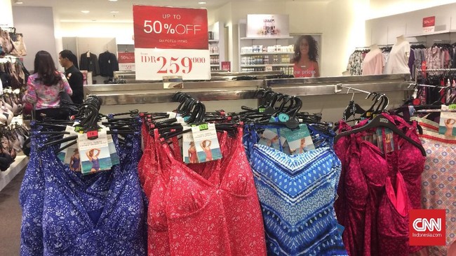 Sebagian barang yang diberikan diskon oleh Marks & Spencer.