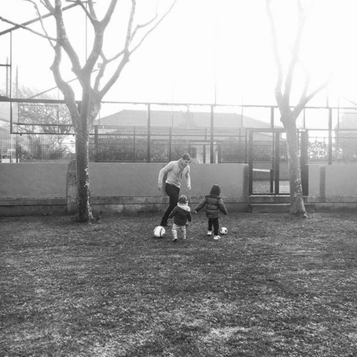 <p>Karena kedua anaknya laki-laki, Iker seringkali mengajak anaknya bermain bola. Siapa tahu bakatnya nurun ya, Bun. He-he-he. (Foto: Instagram @saracarbonero)</p>
