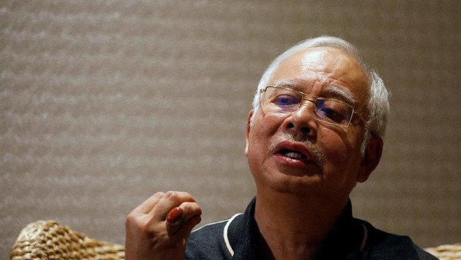 Seorang warga Inggris, Paul Stadlen, yang merupakan eks konsultan media Najib Razak didakwa dua kasus pencucian uang.