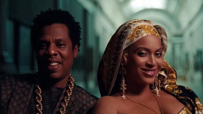 Karya desainer Indonesia, Rinaldy Yunardi kali ini menarik minat Beyonce. Queen Bey mengenakan anting karya Rinaldy di video musik 'Apes**t'.