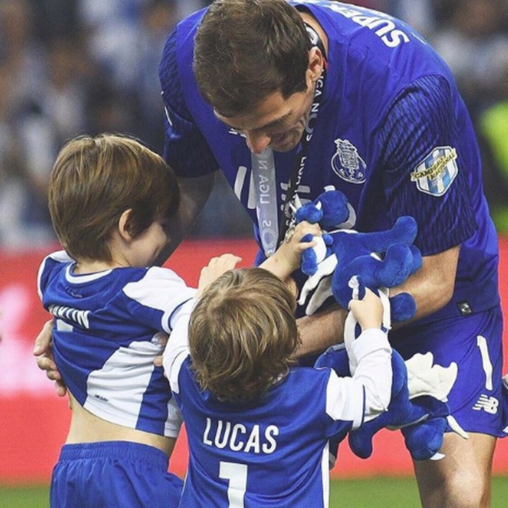 <p>Begitu ayahnya selesai bertanding, Martin dan Lucas langsung menghampiri sang ayah. (Foto: Instagram @saracarbonero)</p>