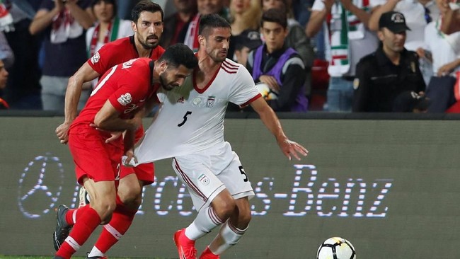 Bek timnas Iran, Milad Mohammadi, gagal melakukan lemparan ke dalam sambil salto ketika dikalahkan Spanyol dalam babak penyisihan Grup B Piala Dunia 2018.