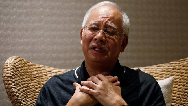 Bakal Sidang Perdana, Najib Razak Masih Minta Ditunda Mantan PM Najib Razak bakal menjalani sidang perdana pada Selasa besok, tetapi masih berupaya mengajukan penundaan.