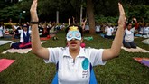 FOTO: 'Namaste' di Kampung Halaman Yoga Hari Yoga Internasional dirayakan dengan semarak di India. Warga di kampung halaman yoga itu ramai-ramai beryoga dan mengejar 'namaste'.
