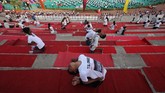 FOTO: 'Namaste' di Kampung Halaman Yoga Hari Yoga Internasional dirayakan dengan semarak di India. Warga di kampung halaman yoga itu ramai-ramai beryoga dan mengejar 'namaste'.