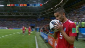 VIDEO: Cuplikan Lemparan Salto Gagal Bek Iran di Piala Dunia