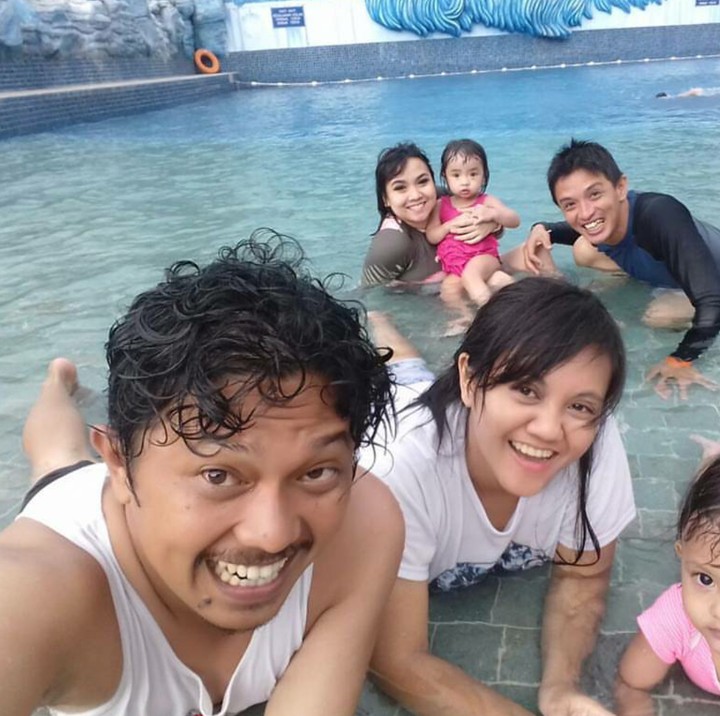 <p>Eza juga nggak segan berlibur sekeluarga dengan teman main sinetronnya. (Foto: Instagram/ezayayang)</p>