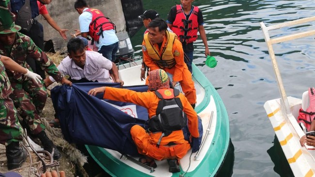 Basarnas menyatakan ada dugaan sejumlah penumpang KM Sinar Bangun yang selamat tidak terdata lantaran tak melapor kepada aparat.
