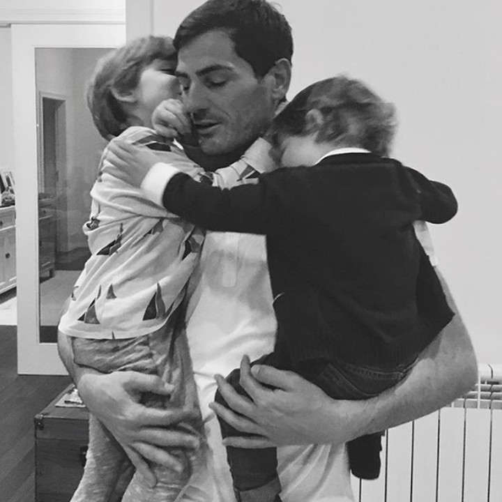 <p>Di rumah, Iker Casillas adalah sosok ayah yang penyayang banget dan adil pada kedua anaknya. Misalnya aja Ayah Iker menggendong Martin dan Lucas bersamaan. So sweet ya, Bun. (Foto: Instagram @saracarbonero)</p>