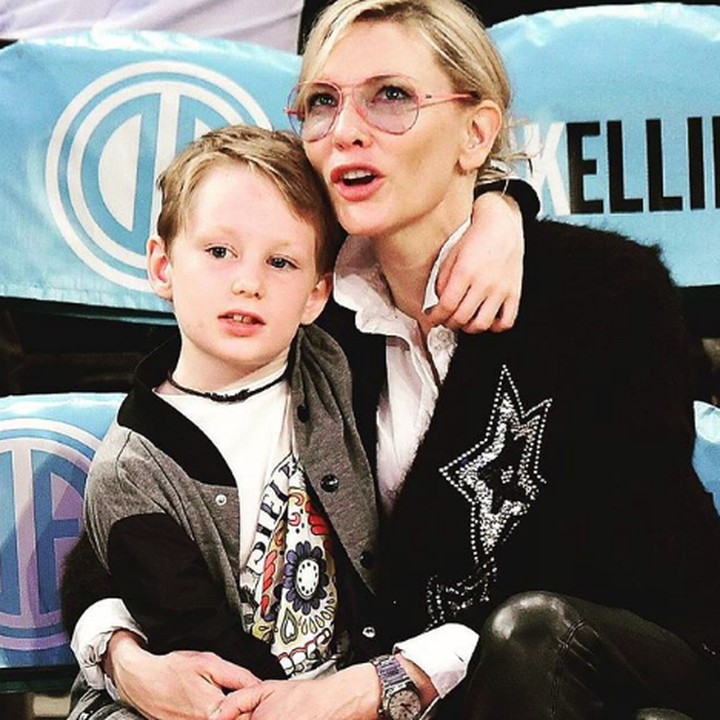 <p>Cate sering banget lho mengajak Iggy nonton pertandingan basket. (Foto: Instagram @cumberblanchett)</p>