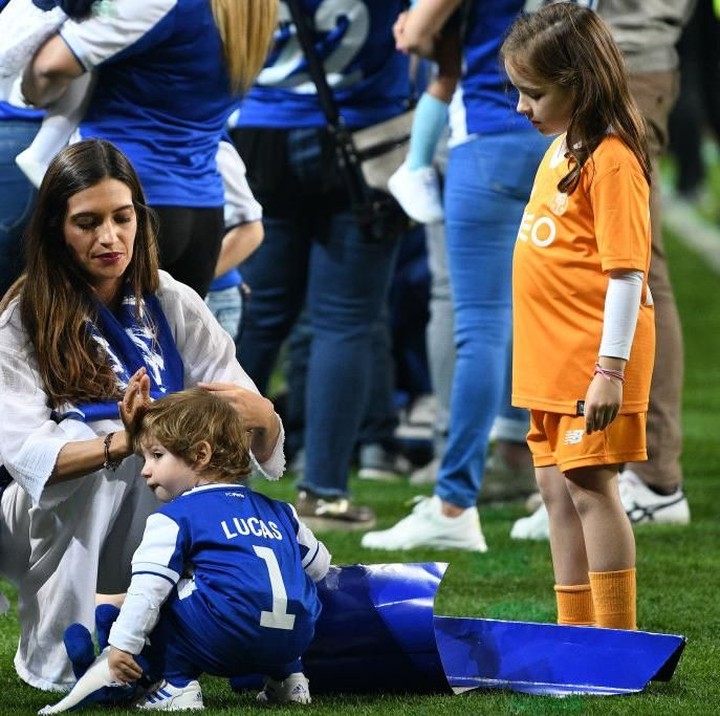 <p>Ini keluarga kecil kiper timnas Spanyol, Iker Casillas. Istrinya, Sara Carbonero tengah merapikan rambut anak keduanya, Lucas. Sedangkan anak pertamanya Martin, tengah asyik menonton ayahnya sambil membawa boneka. (Foto: getty images)</p>