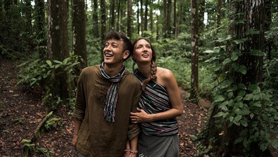 Deretan pasangan artis yang menikah di luar negeri karena beda agama.