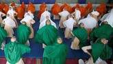 FOTO: 'Namaste' di Kampung Halaman Yoga Hari Yoga Internasional dirayakan dengan semarak di India. Warga di kampung halaman yoga itu ramai-ramai beryoga dan mengejar 'namaste'.