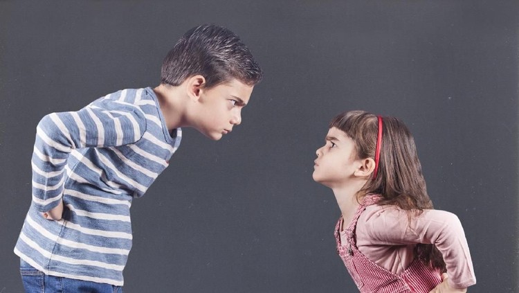 Bicara soal sibling rivalry, apa sih sebabnya dan gimana cara meminimalkannya?