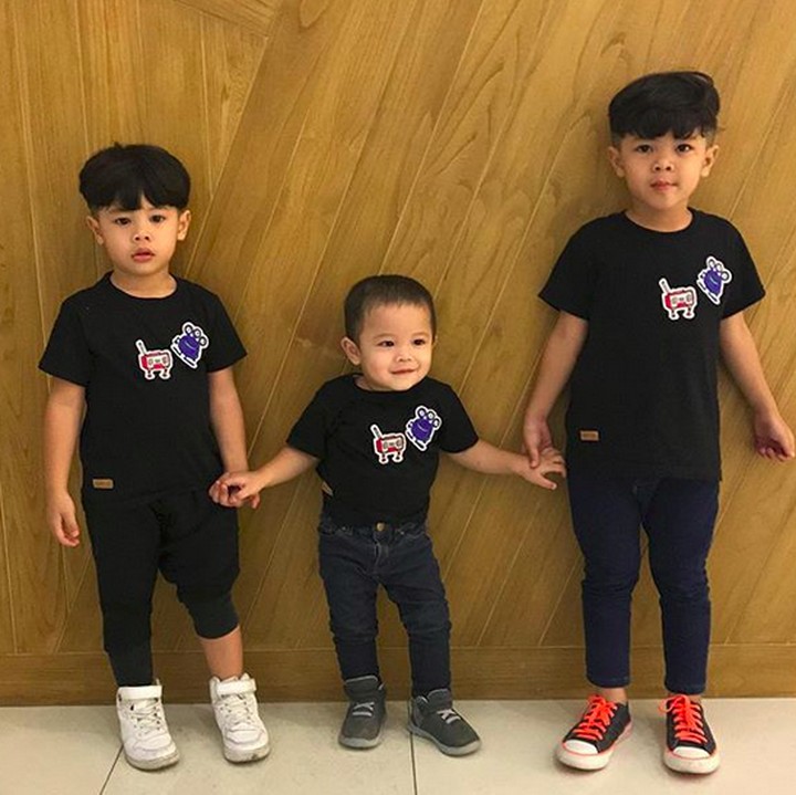 <p>Pakai baju samaan gini, Shelby, Diba dan Benjamin kayak anak kembar ya. He-he-he. (Foto: Instagram/ @ratnagalih)  </p>