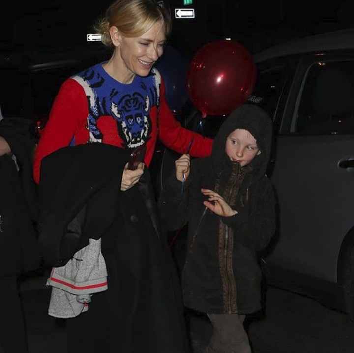 <p>Cate cukup protektif pada putranya yang berusia 10 tahun ini. Namun, Cate tetap ramah pada paparazzi. (Foto: Instagram @blancettzone)</p>