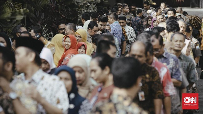 Pemerintah Provinsi (Pemprov) DKI Jakarta menganggarkan Rp1,87 miliar untuk pengadaan pakaian dinas dan atribut.