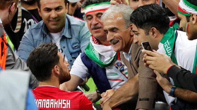 Wanita Iran berduyun-duyun datang ke Stadion Azadi di Teheran untuk menonton pertandingan Piala Dunia 2018 antara Iran melawan Spanyol.