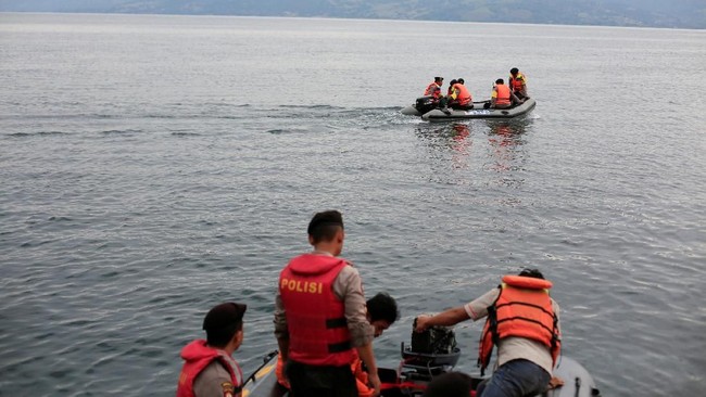KM Ramos Risma Maris Marisi tak menggunakan lampu saat berlayar di perairan Danau Toba dan menabrak tiang yang menyebabkan mesin mati.