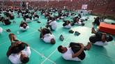 FOTO: 'Namaste' di Kampung Halaman Yoga Hari Yoga Internasional dirayakan dengan semarak di India. Warga di kampung halaman yoga itu ramai-ramai beryoga dan mengejar 'namaste'.