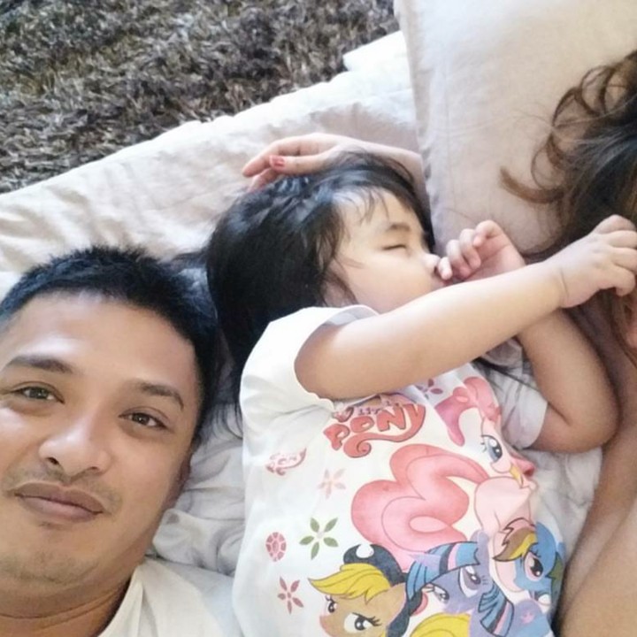 <p>Ayah Eza iseng nih, foto saat si kecil dan bundanya terlelap, hi-hi-hi. (Foto: Instagram/ezayayang)</p>
