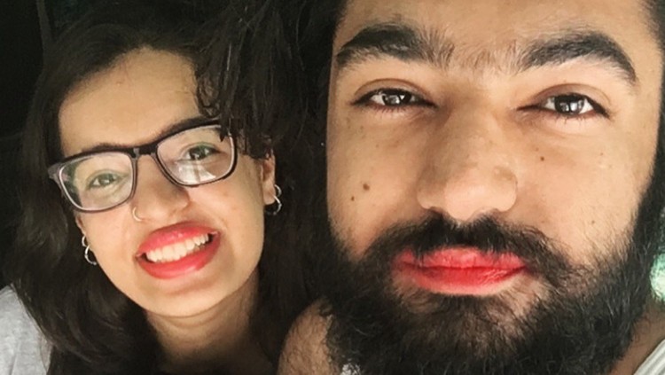 Satu keluarga yang tinggal di Allahabad, India ini kompak memakai lipstik. Hmm, kenapa ya?