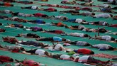 FOTO: 'Namaste' di Kampung Halaman Yoga Hari Yoga Internasional dirayakan dengan semarak di India. Warga di kampung halaman yoga itu ramai-ramai beryoga dan mengejar 'namaste'.