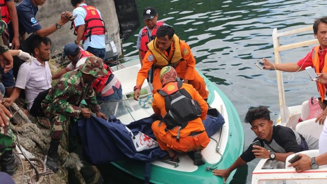 Kemenhub mendatangkan rohaniwan dan psikolog ke Posko pencarian KM Sinar Bangun untuk menenangkan keluarga korban KM Sinar Bangun.
