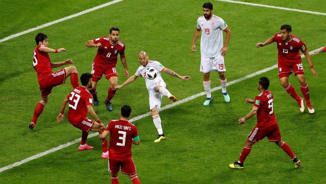 Spanyol mampu mendominasi pertandingan dan mengurung pertahanan Iran, namun hanya satu gol yang bisa mereka ciptakan ke gawang Ali Beiranvand.