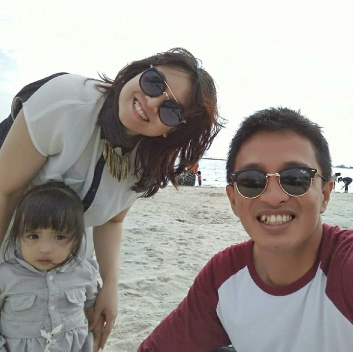<p>Saat Eza sekeluarga liburan ke pantai. Asyik! (Foto: Instagram/ezayayang)</p>