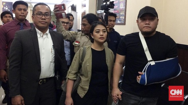 Anggota DPR Herman Hery dilaporkan ke MKD DPR oleh Ronny Yuniarto terkait dugaan penganiayaan. Ronny yakin pelaku pemukulan terhadap dirinya adalah Herman Hery.