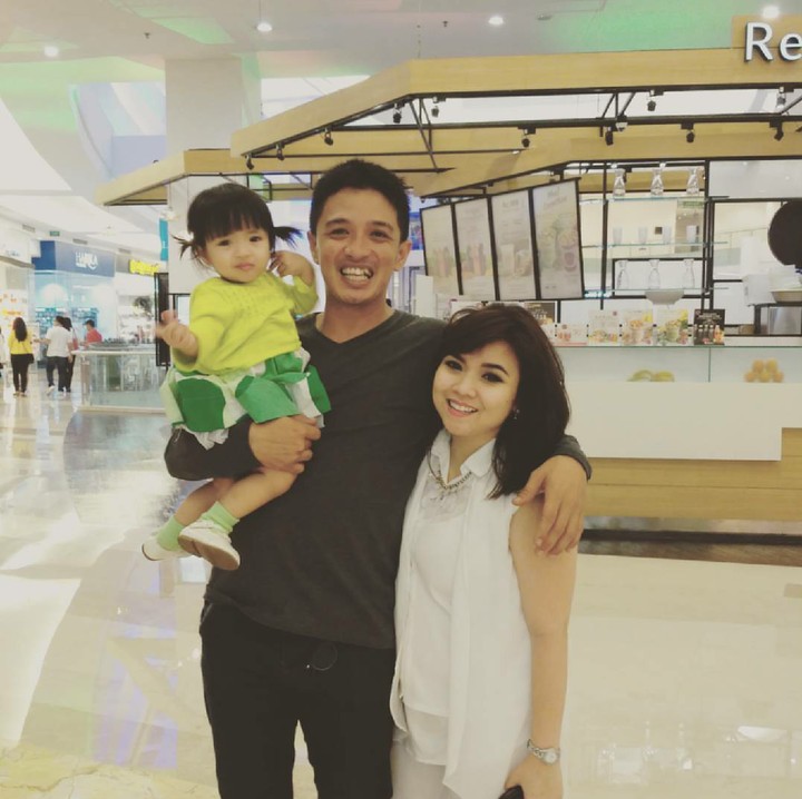 <p>Eza kini menjadi aktor. Tapi sibuk syuting salah satu sinetron striping nggak membuat dia jauh dari keluarga lho. (Foto: Instagram/ezayayang)</p>