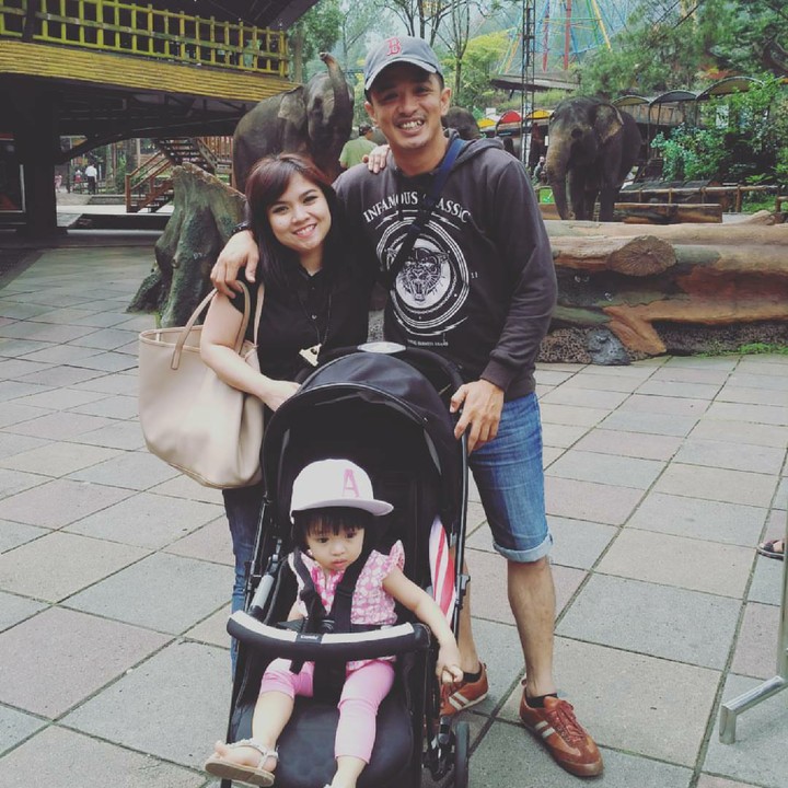<p>Masih ingat band DOT nggak, Bun? Kalau yang lahir tahun 90-an, pasti ingat dia deh. Ya, Eza Syaffruddin Rachman atau Eza Yayang. (Foto: Instagram/ezayayang)</p>