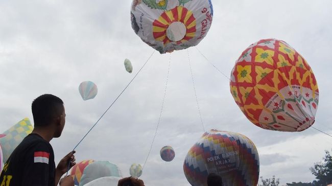 Festival balon udara bertujuan mengedukasi masyarakat agar tak menerbangkannya secara liar demi keselamatan diri dan penerbangan.