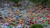 FOTO: 'Namaste' di Kampung Halaman Yoga Hari Yoga Internasional dirayakan dengan semarak di India. Warga di kampung halaman yoga itu ramai-ramai beryoga dan mengejar 'namaste'.