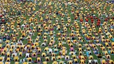 FOTO: 'Namaste' di Kampung Halaman Yoga Hari Yoga Internasional dirayakan dengan semarak di India. Warga di kampung halaman yoga itu ramai-ramai beryoga dan mengejar 'namaste'.