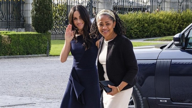 Ibunda Meghan Markle, Doria Ragland tiba di Inggris. Tandanya persalinan anak pertama Pangeran Harry sudah makin dekat nih.