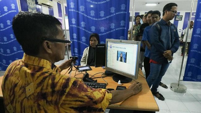 BPJS Kesehatan menjadi syarat pembuatan SIM sesuai instruksi Presiden Jokowi, Korlantas menanggapinya dengan mendirikan layanan BPJS Kesehatan di Satpas.