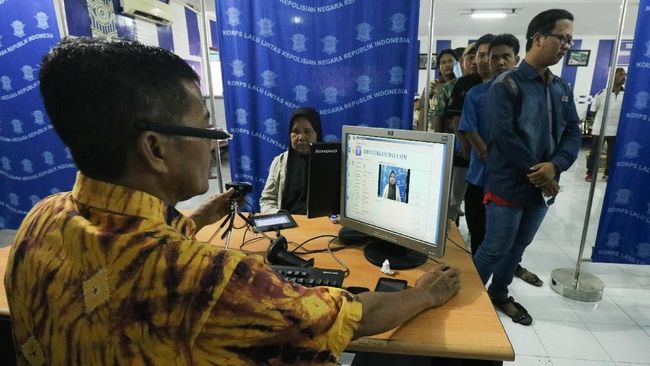 Satpas Punya Layanan BPJS Kesehatan Usai Jadi Syarat Bikin SIM BPJS Kesehatan menjadi syarat pembuatan SIM sesuai instruksi Presiden Jokowi, Korlantas menanggapinya dengan mendirikan layanan BPJS Kesehatan di Satpas.