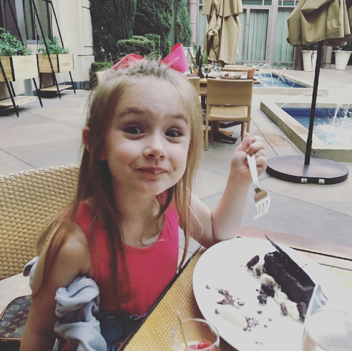 <p>Happy-nya Justice saat makan kue. (Foto: Instagram/jensenackles)</p>