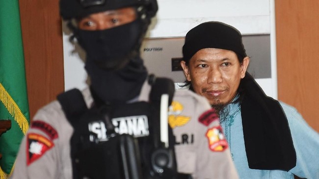Dalam amar putusan, hakim menyatakan dari dalam penjara Aman tetap berhubungan dengan para pengikutnya melalui perwakilan.
