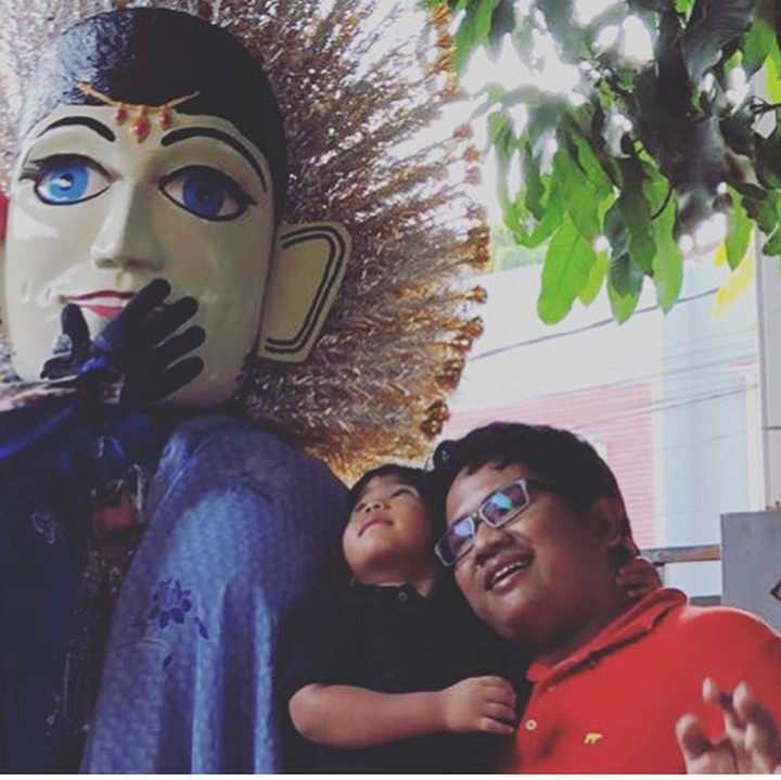 <p>Begini deh kalau anak pengen banget lihat ondel-ondel tapi di sisi lain takut. Ya, si kecil berpegangan erat pada sang ayah, he-he-he. (Foto: Instagram/ @d.alvarokurniawan)  </p>