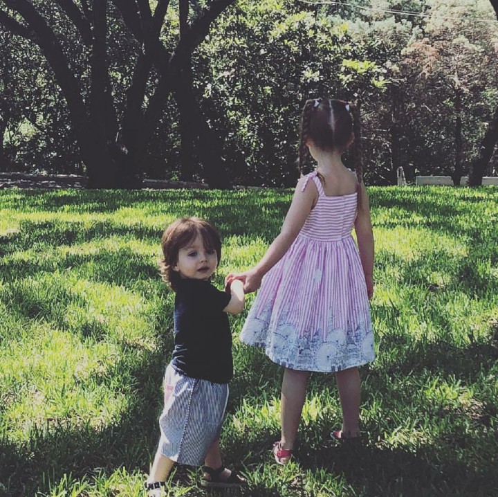 <p>Senangnya melihat si sulung dan si anak tengah akur kayak gini, he-he-he. (Foto: Instagram/jensenackles)</p>