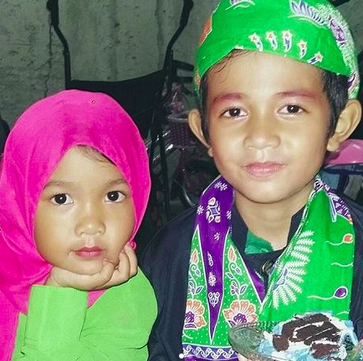 <p>Aih, manisnya dua anak ini pakai baju adat betawi bernuansa hijau. Lihat gaya si none kecil, nggemesin banget kan? (Foto: Instagram/ @syifakitty08)  </p>