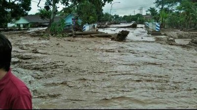 Banjir bandang di Banyuwangi Jawa Timur mengakibatkan sebanyak 328 unit rumah rusak dan ratusan warga mengungsi.