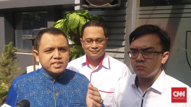 Sembari membawa bukti-bukti pelengkap, Danick Danoko yang melaporkan Habiburokhman memenuhi panggilan kepolisian.