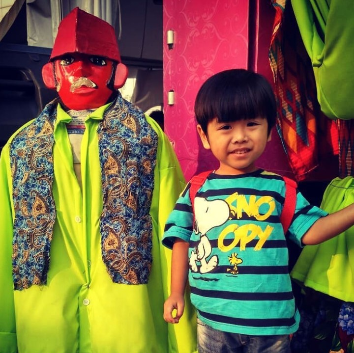 <p>Karena ondel-ondelnya kecil jadinya sejajar deh tingginya sama si kecil. (Foto: Instagram/ @kimrayyan)</p>